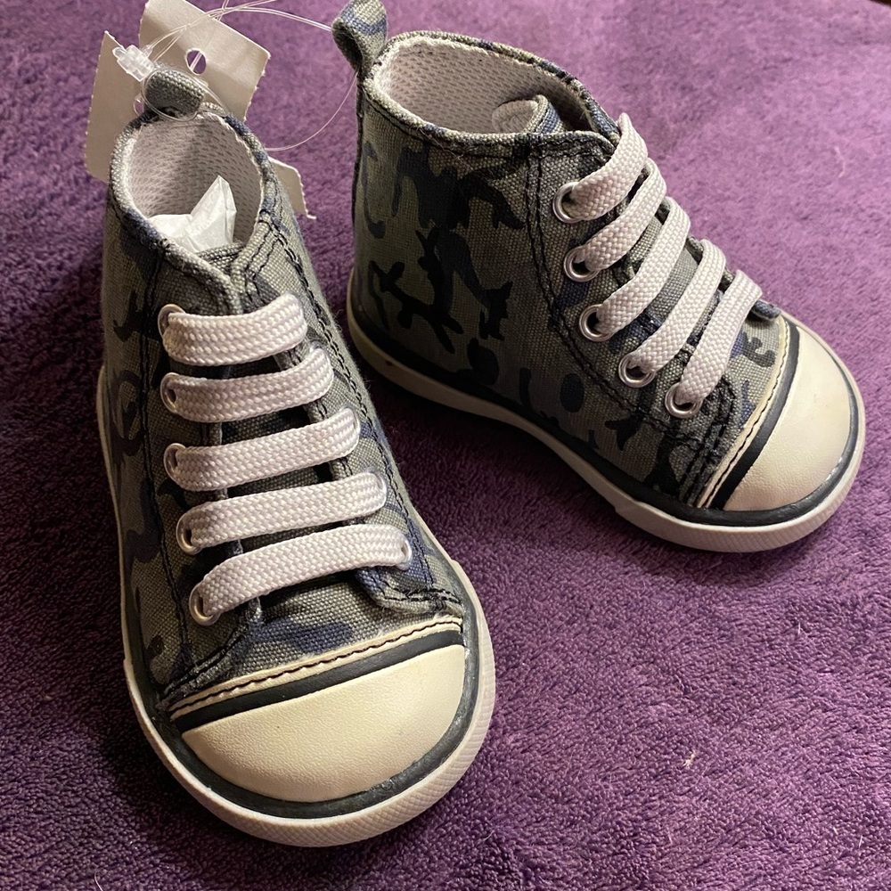 Baby Deer Gray Camo Infant Sneakers Size 3 High Top Walker Shoes - Picture 2 of 5